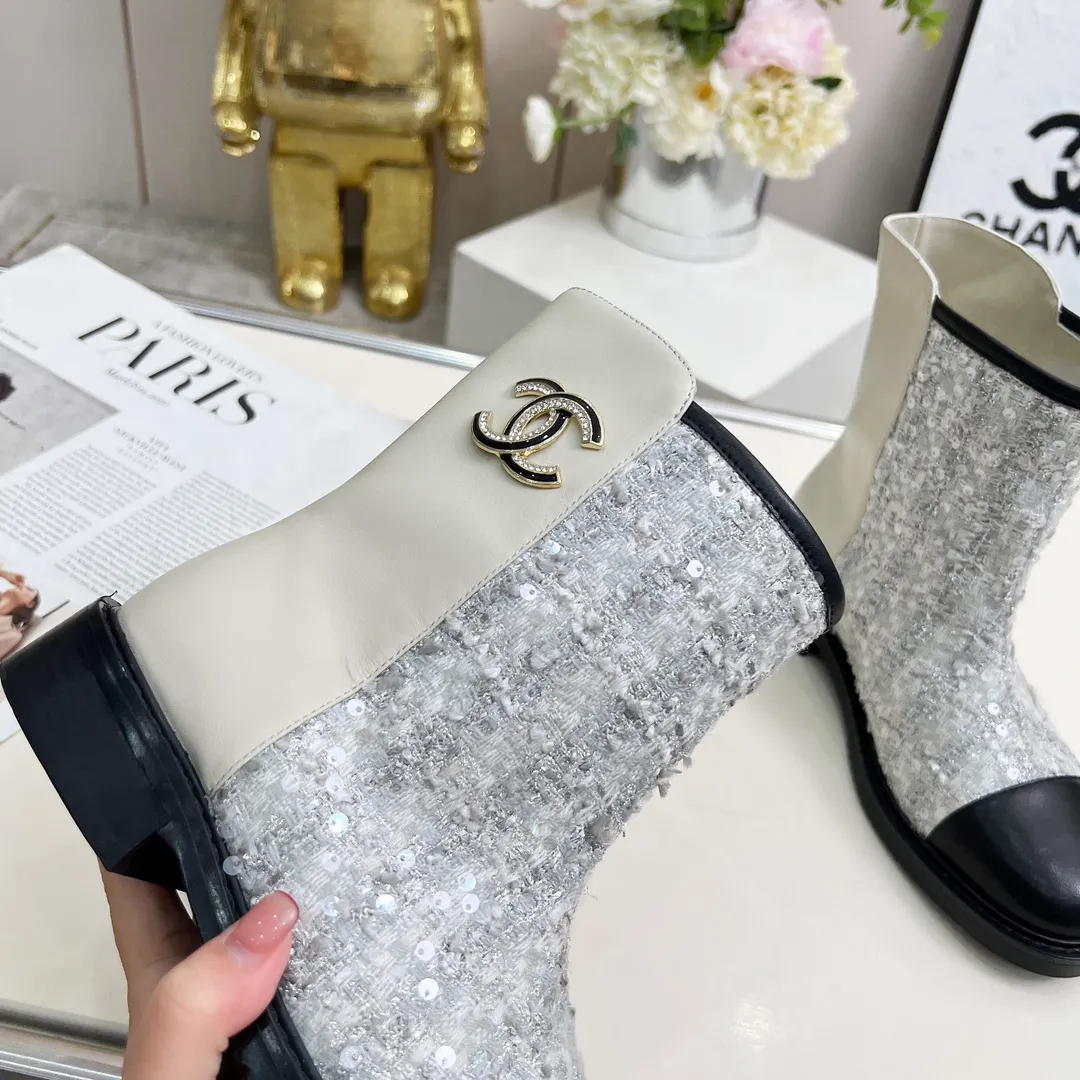 👟👟Ex-factory price 720👟👟 High version of Chanel CHANEL, 🌞🌞🌞Xiaoxiang’s latest 2025 autumn and winter short boots, a must-have item for this autumn and winter season! ! Ms. Chanel loves simple yet irresistible combinations to show her unique style. Mix and match freely to shine⚡Follow Grandma’s fashion steps! ! ! The top-notch craftsmanship and texture are perfectly presented. No matter any details, you can compare them with the counters. The best quality products can be entered and exited from the counters at will! ❶Fabric: imported sheepskin with customized fabrics ❷Lining: sheepskin lining ❸Foot pads: sheepskin ❹Outsole: original molded sole ❺Heel height: 3.5cm ❻Boot shaft height: total height 7 inches ❼Number: 35-40 (40 and 41 are customized and cannot be returned)